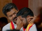 డ్రైవర్ కొడుకును ఎమ్మెల్యే అభ్యర్థిగా ప్రకటించిన దళపతి విజయ్.. వేదికపైనే కన్నీళ్లు పెట్టుకున్న తండ్రీకొడుకులు!

