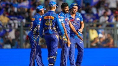 టాస్ గెలిచిన ముంబై ఇండియన్స్- ఆర్సీబీ తరహా వ్యూహం- సరికొత్త రికార్డ్- టీ20లో తొలి ఐపీఎల్ టీమ్గా! (AP) టాస్ గెలిచిన ముంబై ఇండియన్స్- ఆర్సీబీ తరహా వ్యూహం- సరికొత్త రికార్డ్- టీ20లో తొలి ఐపీఎల్ టీమ్గా! (AP)