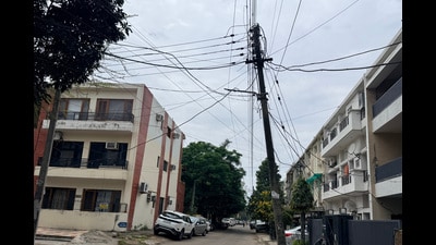Low-hanging electricity and telecom broadband cables clutter residential streets in Sector 15, Chandigarh. (Ravi Kumar/HT) Low-hanging electricity and telecom broadband cables clutter residential streets in Sector 15, Chandigarh. (Ravi Kumar/HT)