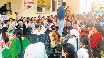 Members of nursing union protesting in Patiala on Sunday. (HT PHOTO) Members of nursing union protesting in Patiala on Sunday. (HT PHOTO)