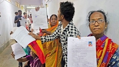 এসআইআরে নাম কাটা যাওয়ার পরে আবেদন জানানোর জন্য, https://voters.eci.gov.in/ ওয়েবসাইটে গিয়ে আবেদন করতে হবে। (PTI)