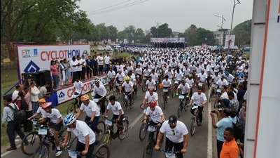 People participate in a cycling campaign in Bokaro. (HT Photo) People participate in a cycling campaign in Bokaro. (HT Photo)