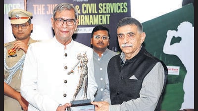 RK Pachnanda, president, Chandigarh Golf Association, felicitating Haryana governor Ashim Kumar Ghosh at the Chandigarh Golf Club on Sunday. (HT Photo) RK Pachnanda, president, Chandigarh Golf Association, felicitating Haryana governor Ashim Kumar Ghosh at the Chandigarh Golf Club on Sunday. (HT Photo)