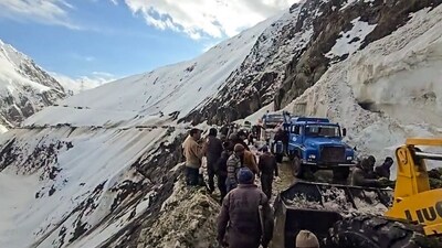 Rescue operations underway after avalanches near Zojila Pass, on Friday. (ANI) Rescue operations underway after avalanches near Zojila Pass, on Friday. (ANI)
