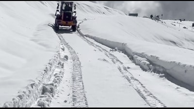 Snow clearance underway on a road following a fresh spell of snowfall in Bandipora on Sunday. (ANI) Snow clearance underway on a road following a fresh spell of snowfall in Bandipora on Sunday. (ANI)