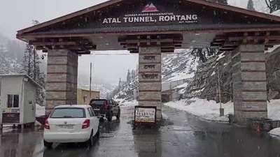 Snowfall at Atal Tunnel near Manali on Sunday. (HT Photo)