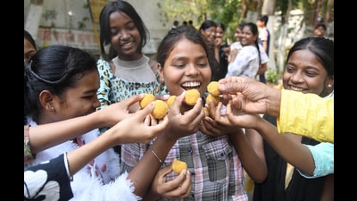 Students celebrate in Patna after results of Bihar Board Class 10th matriculation exam was declared on Sunday (Santosh Kumar/HT) Students celebrate in Patna after results of Bihar Board Class 10th matriculation exam was declared on Sunday (Santosh Kumar/HT)