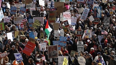 TOPSHOT - People hold signs and flags as they march during the "No Kings" national day of protest in Chicago on March 28, 2026. (Photo by KAMIL KRZACZYNSKI / AFP) (AFP) TOPSHOT - People hold signs and flags as they march during the "No Kings" national day of protest in Chicago on March 28, 2026. (Photo by KAMIL KRZACZYNSKI / AFP) (AFP)