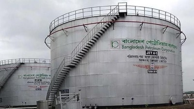 অসমের নুমালিগড় তেল শোধনাগার থেকে পাইপলাইন দিয়ে ডিজেল যাচ্ছে বাংলাদেশে। (HT_PRINT) অসমের নুমালিগড় তেল শোধনাগার থেকে পাইপলাইন দিয়ে ডিজেল যাচ্ছে বাংলাদেশে। (HT_PRINT)