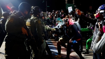 Demonstrators clash with the federal and Border Patrol agents outside the U.S. Immigration and Customs Enforcement (ICE) facility, after a "No Kings" protest against U.S. President Donald Trump's administration policies, in Portland, Oregon, March 28, 2026. (REUTERS/John Rudoff) (REUTERS)