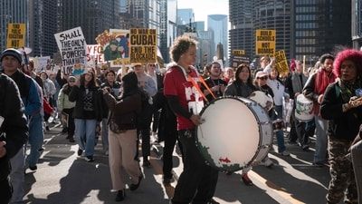 CHICAGO, ILLINOIS - MARCH 28: Thousands of demonstrators march through downtown to protest policies of the Trump administration, during a No Kings march on March 28, 2026 in Chicago, Illinois. (Photo by SCOTT OLSON / GETTY IMAGES NORTH AMERICA / Getty Images via AFP) (Getty Images via AFP) CHICAGO, ILLINOIS - MARCH 28: Thousands of demonstrators march through downtown to protest policies of the Trump administration, during a No Kings march on March 28, 2026 in Chicago, Illinois. (Photo by SCOTT OLSON / GETTY IMAGES NORTH AMERICA / Getty Images via AFP) (Getty Images via AFP)