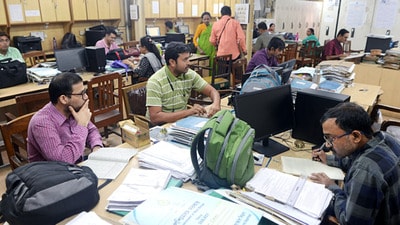 সরকারের দেওয়া বকেয়া ডিএ টাকার পরিমাণ নিয়ে প্রশ্ন তুলেছেন ডিএ আন্দোলনকারীরা