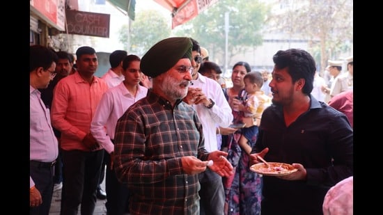 According to officials, the LG interacted at length with people from diverse backgrounds, especially professionals and the youth (HT)