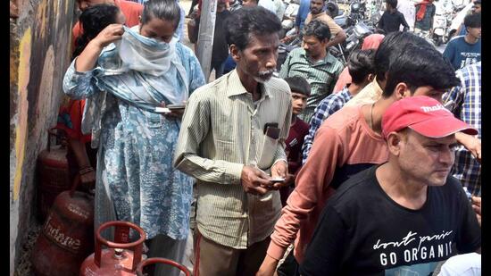 Long queue of LPG consumers outside a gas agency in Prayagraj (Anil Kumar Maurya/HT)