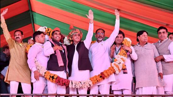 Samajwadi Party president Akhilesh Yadav and other leaders at the ‘Samajwadi Samanta Bhaichara Rally’in Dadri on Sunday. (HT)
