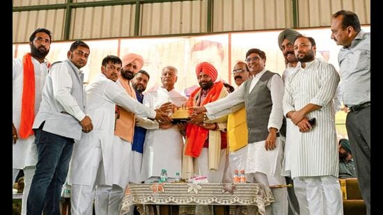 The CM said even though AAP claims to represent honesty, under their rule, issues like drug addiction, crime, lawlessness, financial crises, and deteriorating law and order remain rampant. (HT Photo)