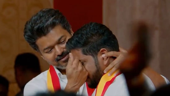 డ్రైవర్ కొడుకును ఎమ్మెల్యే అభ్యర్థిగా ప్రకటించిన దళపతి విజయ్.. వేదికపైనే కన్నీళ్లు పెట్టుకున్న తండ్రీకొడుకులు!