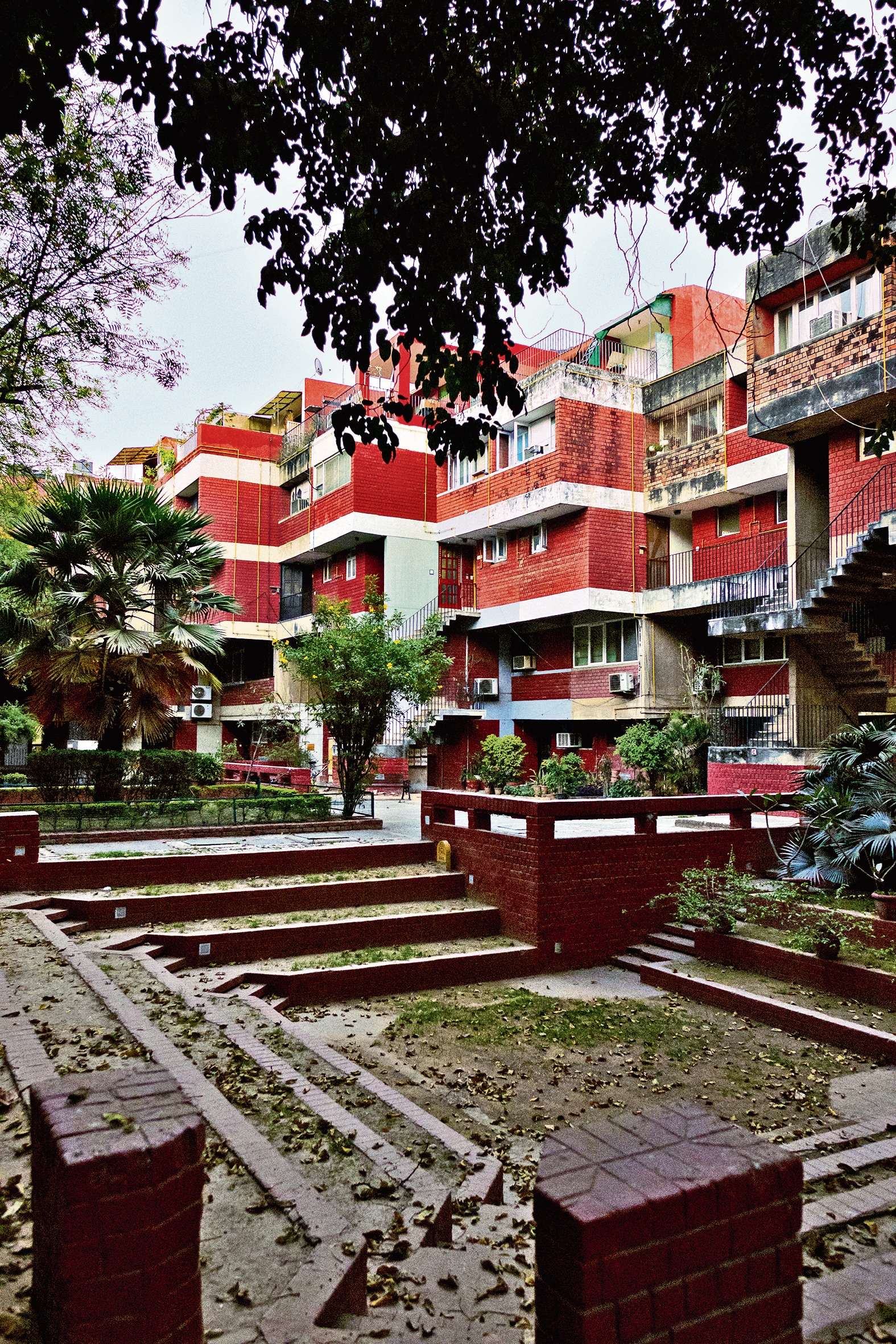 The entire complex looks into a courtyard, creating a central focus area that gives directional flow to the design. (Pryaag Raj Prem) The entire complex looks into a courtyard, creating a central focus area that gives directional flow to the design. (Pryaag Raj Prem)