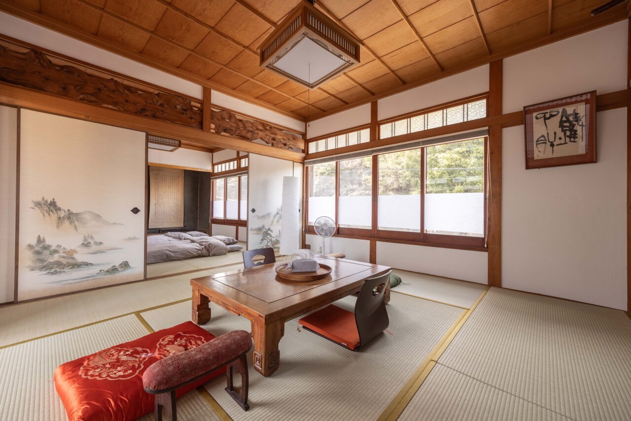 Live termites were found under the tatami mats in this room when Ooi and Paluso-Serrano first visited the property. Live termites were found under the tatami mats in this room when Ooi and Paluso-Serrano first visited the property.