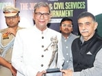 RK Pachnanda, president, Chandigarh Golf Association, felicitating Haryana governor Ashim Kumar Ghosh at the Chandigarh Golf Club on Sunday. (HT Photo)
