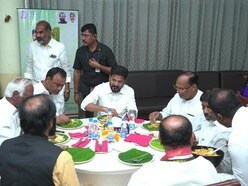 శాసనసభ సెంట్రల్ హాలులో సన్నబియ్యంతో భోజనం చేస్తున్న ప్రజాప్రతినిధులు