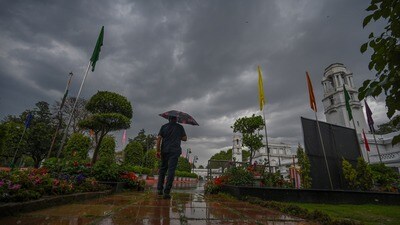 শুক্রবার থেকে ঝড়-বৃষ্টি বাড়বে দক্ষিণবঙ্গে। (ছবিটি প্রতীকী, সৌজন্যে রাজ কে রাজ/হিন্দুস্তান টাইমস) শুক্রবার থেকে ঝড়-বৃষ্টি বাড়বে দক্ষিণবঙ্গে। (ছবিটি প্রতীকী, সৌজন্যে রাজ কে রাজ/হিন্দুস্তান টাইমস)
