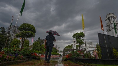 ভরা চৈত্রে কলকাতা সহ বহু এলাকায় প্রবল ঝড় বৃষ্টির পূর্বাভাস! আবহাওয়ার খবর রইল। (ছবিটি প্রতীকী, সৌজন্যে রাজ কে রাজ/হিন্দুস্তান টাইমস) ভরা চৈত্রে কলকাতা সহ বহু এলাকায় প্রবল ঝড় বৃষ্টির পূর্বাভাস! আবহাওয়ার খবর রইল। (ছবিটি প্রতীকী, সৌজন্যে রাজ কে রাজ/হিন্দুস্তান টাইমস)