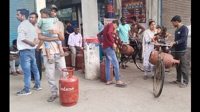 LPG cylinder distribution for commercial purposes inside a public park near Cheema Chowk in Ludhiana. (Gurpreet Singh/HT) LPG cylinder distribution for commercial purposes inside a public park near Cheema Chowk in Ludhiana. (Gurpreet Singh/HT)