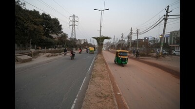 Revised plan clears way for ₹182 crore elevated road on NH-352W stretch; GMRL to realign stations, GMDA to push proposal to state government. (Parveen Kumar/HT) Revised plan clears way for ₹182 crore elevated road on NH-352W stretch; GMRL to realign stations, GMDA to push proposal to state government. (Parveen Kumar/HT)