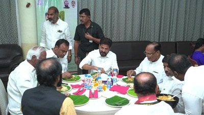 శాసనసభ సెంట్రల్ హాలులో సన్నబియ్యంతో భోజనం చేస్తున్న ప్రజాప్రతినిధులు శాసనసభ సెంట్రల్ హాలులో సన్నబియ్యంతో భోజనం చేస్తున్న ప్రజాప్రతినిధులు