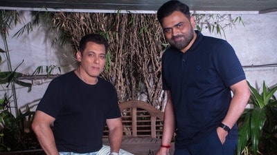 Salman Khan: వంశీ పైడిపల్లితో సల్మాన్ ఖాన్ మూవీ.. దిల్ రాజు ప్రొడ్యూసర్.. ఏప్రిల్లోనే షూటింగ్ మొదలు Salman Khan: వంశీ పైడిపల్లితో సల్మాన్ ఖాన్ మూవీ.. దిల్ రాజు ప్రొడ్యూసర్.. ఏప్రిల్లోనే షూటింగ్ మొదలు