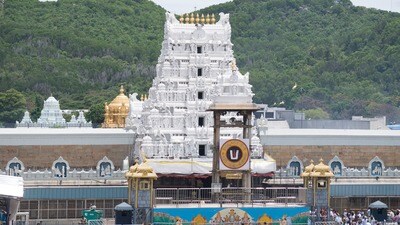<p>ప్రతి సంవత్సరం చైత్రశుద్ధ పౌర్ణమికి ముగిసేటట్లుగా ఈ ఉత్సవాలు మూడు రోజులపాటు నిర్వహించడం ఆనవాయితీ. ఇవాళ(మార్చి 30) ఉదయం 6.30 గంటలకు శ్రీదేవి భూదేవి సమేతంగా శ్రీ మలయప్ప స్వామివారు నాలుగు మాడవీధులలో ఊరేగించారు. అనంతరం వసంతోత్సవ మండపానికి వేంచేపు చేశారు.</p> <p>ప్రతి సంవత్సరం చైత్రశుద్ధ పౌర్ణమికి ముగిసేటట్లుగా ఈ ఉత్సవాలు మూడు రోజులపాటు నిర్వహించడం ఆనవాయితీ. ఇవాళ(మార్చి 30) ఉదయం 6.30 గంటలకు శ్రీదేవి భూదేవి సమేతంగా శ్రీ మలయప్ప స్వామివారు నాలుగు మాడవీధులలో ఊరేగించారు. అనంతరం వసంతోత్సవ మండపానికి వేంచేపు చేశారు.</p>
