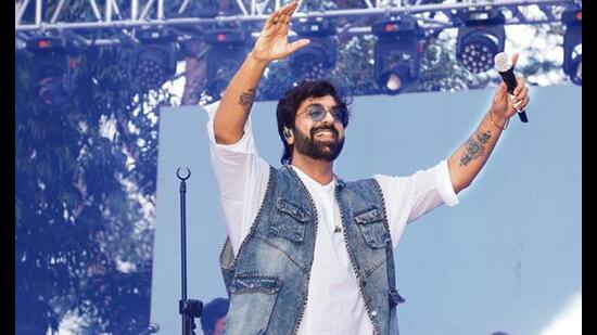 Akhil Sachdeva performed on Day 3 of Ram Lal Anand College’ fest Splendour’26. (Photos: Shantanu Bhattacharya/ HT)