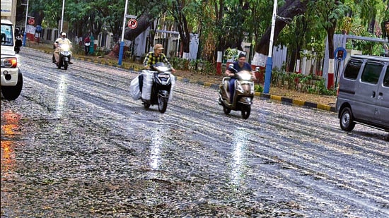 Areas including Baner, Aundh, Shivajinagar and Hinjewadi were among the worst affected, reporting heavy showers and hail in the afternoon hours. (MAHENDRA KOLHE/ HT PHOTO)