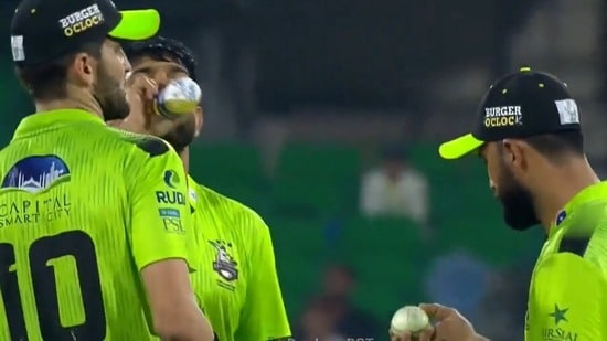 Fakhar Zaman: ఈ పాకిస్థాన్ ప్లేయర్స్ ఇక మారరా? బాల్ టాంపరింగ్ చేస్తూ అడ్డంగా దొరికిన ఫఖర్ జమాన్
