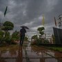 ভরা চৈত্রে কলকাতা সহ বহু এলাকায় প্রবল ঝড় বৃষ্টির পূর্বাভাস! আবহাওয়ার খবর রইল। (ছবিটি প্রতীকী, সৌজন্যে রাজ কে রাজ/হিন্দুস্তান টাইমস)
