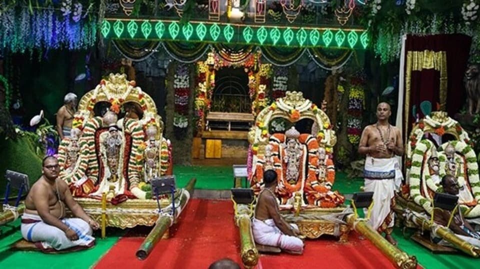 <p>తిరుమల శ్రీవారి ఆలయంలో నేటి నుంచి ఏప్రిల్ 01 తేదీ వరకు మూడు రోజులపాటు సాలకట్ల వసంతోత్సవాలు అత్యంత వైభవంగా జరుగనున్నాయి. ఈ నేపథ్యంలో పలు సేవలను టీటీడీ రద్దు చేసింది</p>