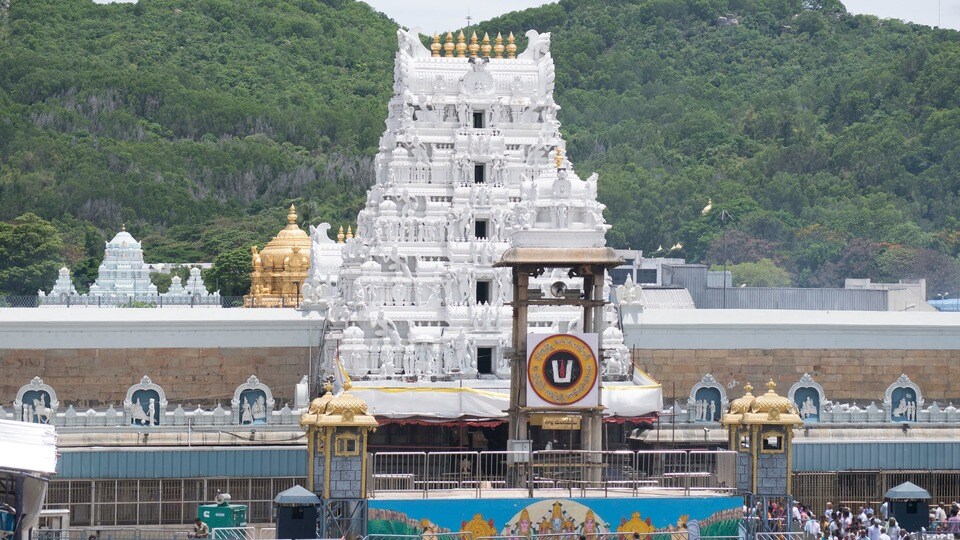 <p>ప్రతి సంవత్సరం చైత్రశుద్ధ పౌర్ణమికి ముగిసేటట్లుగా ఈ ఉత్సవాలు మూడు రోజులపాటు నిర్వహించడం ఆనవాయితీ. ఇవాళ(మార్చి 30) ఉదయం 6.30 గంటలకు శ్రీదేవి భూదేవి సమేతంగా శ్రీ మలయప్ప స్వామివారు నాలుగు మాడవీధులలో ఊరేగించారు. అనంతరం వసంతోత్సవ మండపానికి వేంచేపు చేశారు.</p>