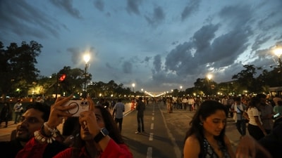Visitors relish the pleasant weather as dark clouds hover over Kartavya Path. (Photo: Naveen Sharma/HT)
