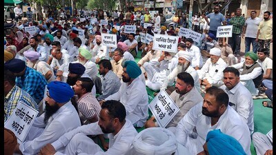 Addressing the gathering, Congress Samrala Constituency in-charge Raja Gill criticised the police for failing to arrest the prime suspect, Vijay Kumar, even two days after the murder. (HT Photo)