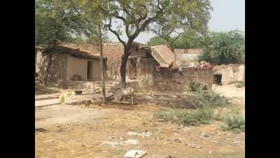 House and surroundings of the one of the gang members in Banskati village in Kaushambi district (HT ) House and surroundings of the one of the gang members in Banskati village in Kaushambi district (HT )