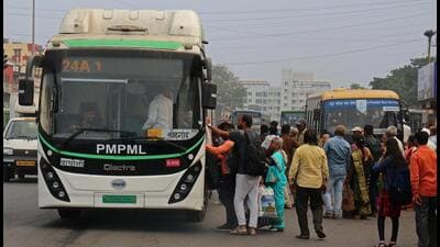 Pune, India - Dec. 3, 2022: PMPML bus stops on road causes traffic chaos at Katraj junction (Nadeem Inamdar story) in Pune, India, on Saturday, December 3, 2022. (Photo by Ravindra Joshi/HT k PHOTO)