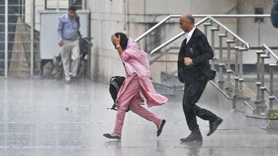 কালবৈশাখী দিয়েই কলকাতার মার্চ শেষ হতে পারে। (ছবিটি প্রতীকী, সৌজন্যে সঞ্জীব বর্মা/হিন্দুস্তান টাইমস) কালবৈশাখী দিয়েই কলকাতার মার্চ শেষ হতে পারে। (ছবিটি প্রতীকী, সৌজন্যে সঞ্জীব বর্মা/হিন্দুস্তান টাইমস)