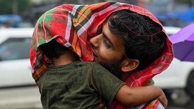 কলকাতা-সহ দক্ষিণবঙ্গে বৃষ্টির ভ্রূকুটি (Hindustan Times) কলকাতা-সহ দক্ষিণবঙ্গে বৃষ্টির ভ্রূকুটি (Hindustan Times)