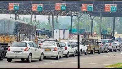 Residents living within a 20-km radius of the toll plaza will have to pay  ₹350 for a monthly pass for non-commercial vehicles. (HT File)