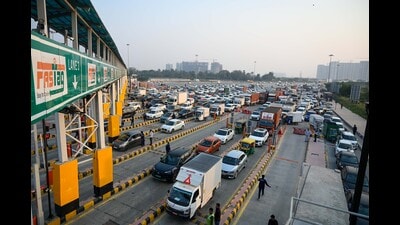 Revised toll structure applies across cars, commercial vehicles, buses and heavy machinery. (HT Archive) Revised toll structure applies across cars, commercial vehicles, buses and heavy machinery. (HT Archive)