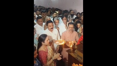 The Maha Aarti, organised by the Sant Dnyaneshwar Maharaj Palkhi Ceremony Protection Committee, saw participation from several Ganpati mandals. (MAHENDRA KOLHE/ HT) The Maha Aarti, organised by the Sant Dnyaneshwar Maharaj Palkhi Ceremony Protection Committee, saw participation from several Ganpati mandals. (MAHENDRA KOLHE/ HT)