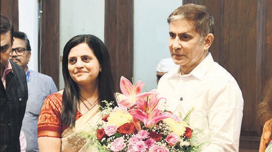 Ashwini Bhide took charge as the BMC commissioner on Tuesday in the presence of former chief Bhushan Gagrani. (Bhushan Koyande/HT Photo)