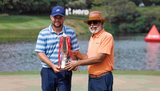 Alex Fitzpatrick, the new Hero Indian Open champion receives his trophy from Dr Pawan Munjal. (Hero Indian Open)