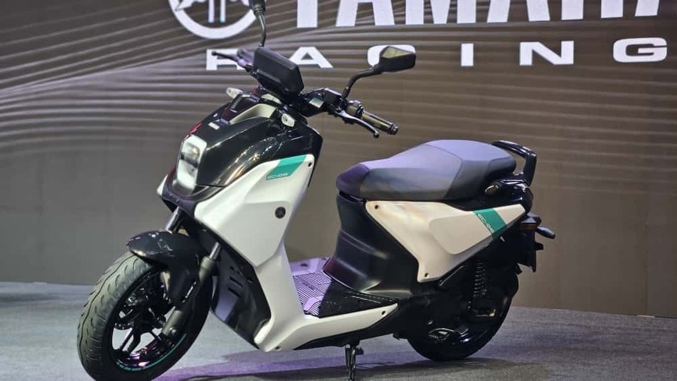 <p>రేేంజ్- యమహా ఈసీ-06 ఎలక్ట్రిక్​ స్కూటర్​లో లిథియం-అయాన్ బ్యాటరీ ఉంటుంది, 6.7kW శక్తిని, 26 Nm టార్క్‌ను ఇచ్చే IPMSM మోటార్‌ను వాడారు. ఎలక్ట్రిక్ వాహనాల సహజ లక్షణం ప్రకారం ఇది స్టార్టింగ్‌లోనే చాలా క్విక్‌గా (వేగంగా) అనిపిస్తుంది. పవర్ మోడ్‌లో కొండ ప్రాంతాల్లో కూడా సులువుగా దూసుకుపోతుంది. కంపెనీ క్లెయిమ్ ప్రకారం దీని ఐడీసీ రేంజ్ 169 కి.మీ. అయితే హెచ్​టీ ఆటో టీమ్​ రైడ్ సమయంలో ఫుల్ ఛార్జ్‌పై ఎకో మోడ్‌లో 111 కి.మీ రేంజ్ చూపించింది. 0-80% ఛార్జ్ కావడానికి సుమారు 8 గంటలు పడుతుంది, ఫుల్ ఛార్జ్‌కు 10 గంటల సమయం పడుతుంది.</p>